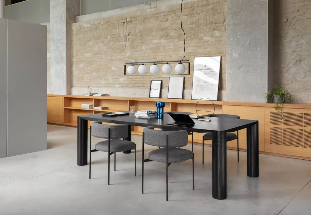 Table Eggen design, moderne et conviviale en bois massif par Midj disponible chez Ginette Design à Labège proche Toulouse