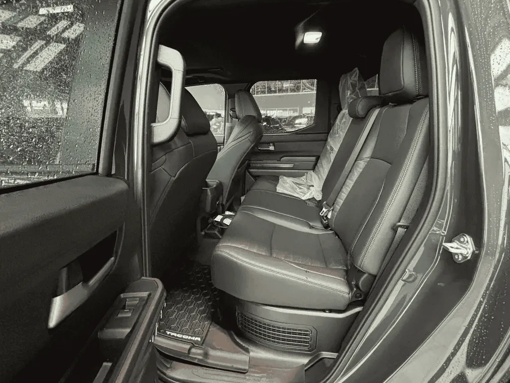 Places arrière du Toyota Tacoma TRD Off Road Premium Hybrid 2026
