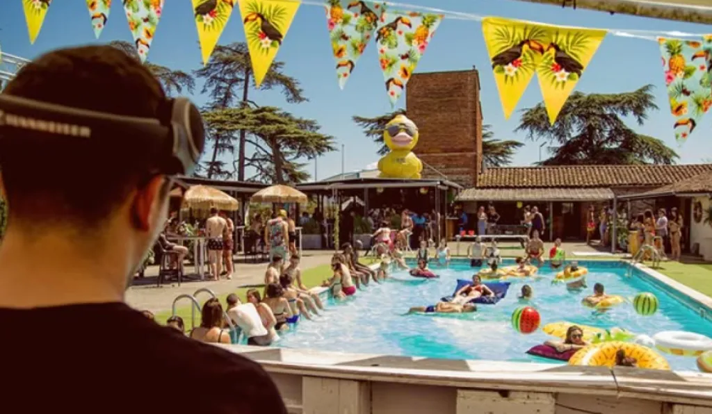 DJ pour pool party avec sonorisation professionnelle et style musical personnalisé pour soirée d’été à Arcachon