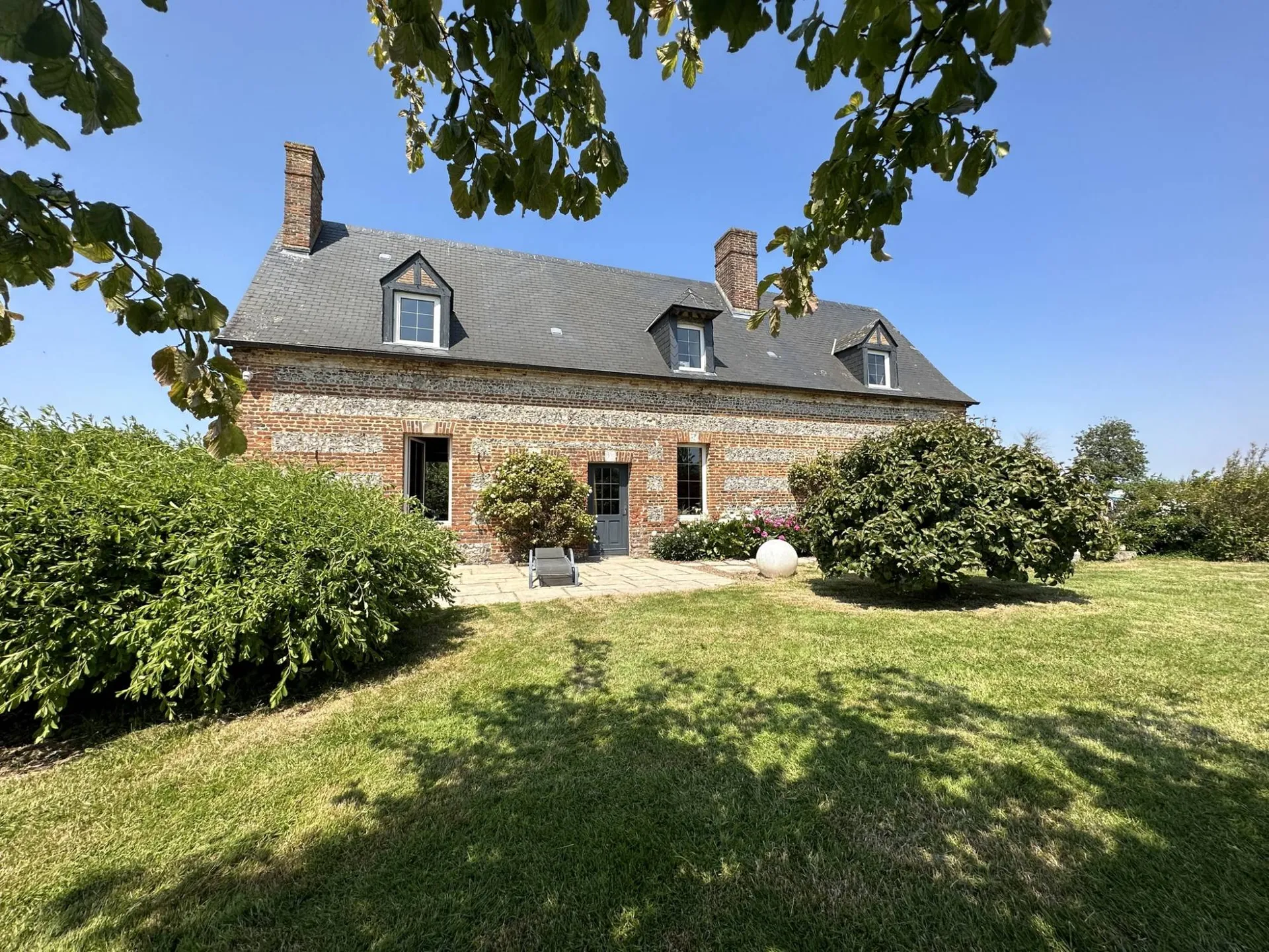 Vends Maison caractérielle, restaurée avec des matériaux anciens de qualité (briques, silex, tomettes...).