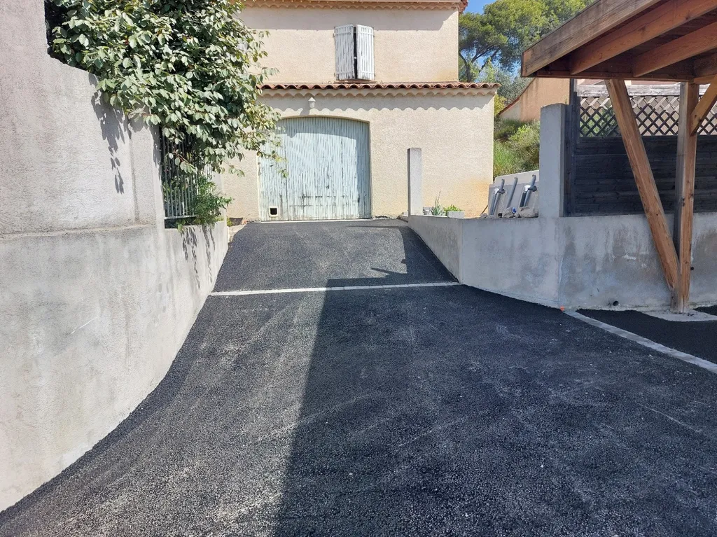 application d'enrobé de bitume noir sur Coudoux dans les Bouches-du-Rhône 