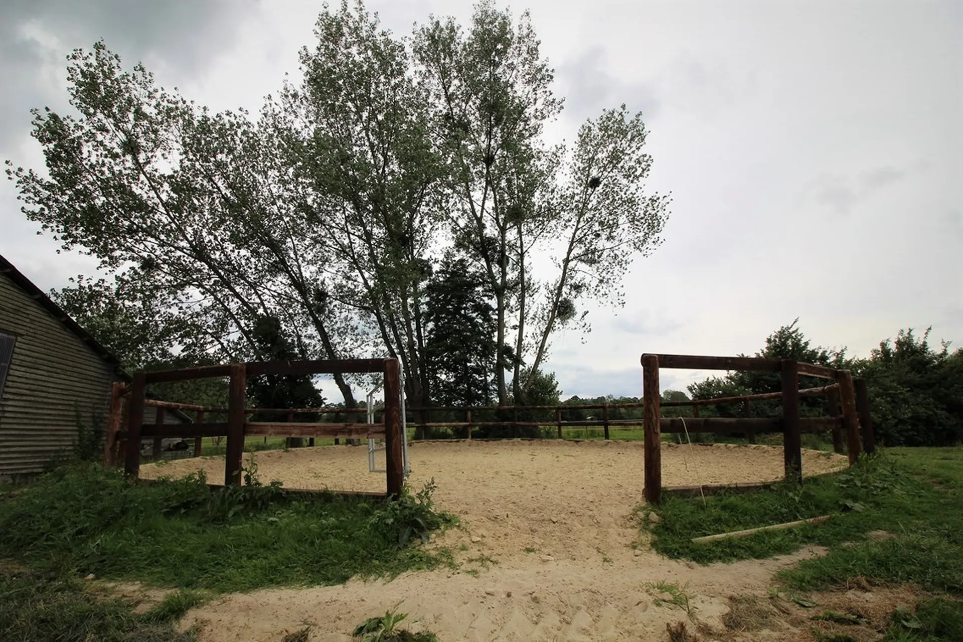 Visiter écuries avec paddocks  et rond de longe proche Cormeilles 27260