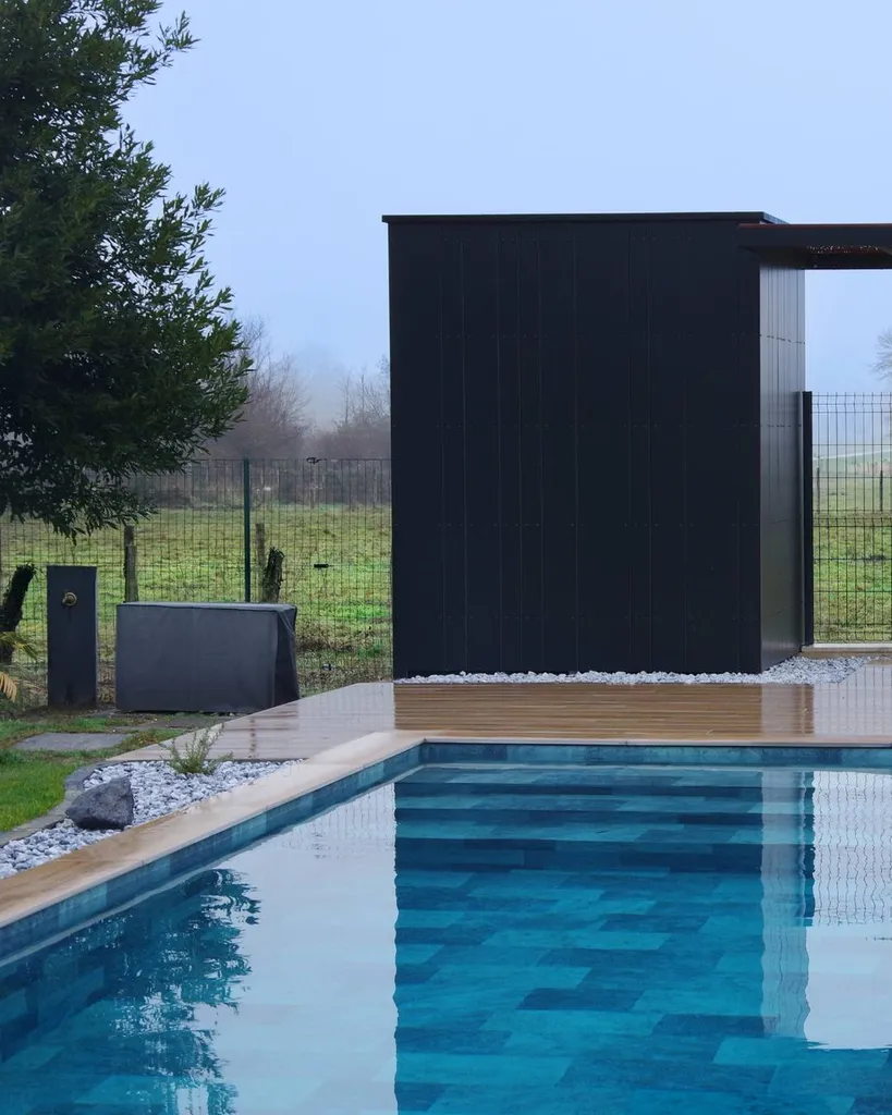 Construction d'une piscine traditionnelle avec aménagements extérieurs, terrasses et pergola semi-ombragée à Izon près d'Ambarès et Lagrave