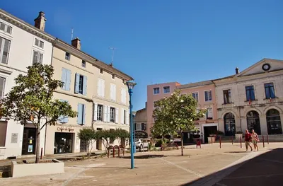 À Nontron, Horde d’Or réalise l’estimation de votre camping‑car grâce à une expertise indépendante et une analyse précise du marché périgourdin pour valoriser votre véhicule au juste prix. 