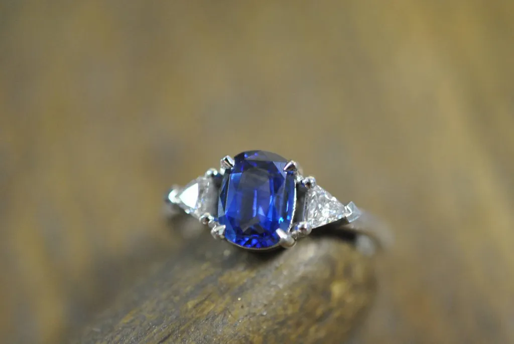 Bague de fiançailles or gris, saphir et diamants troïdia 