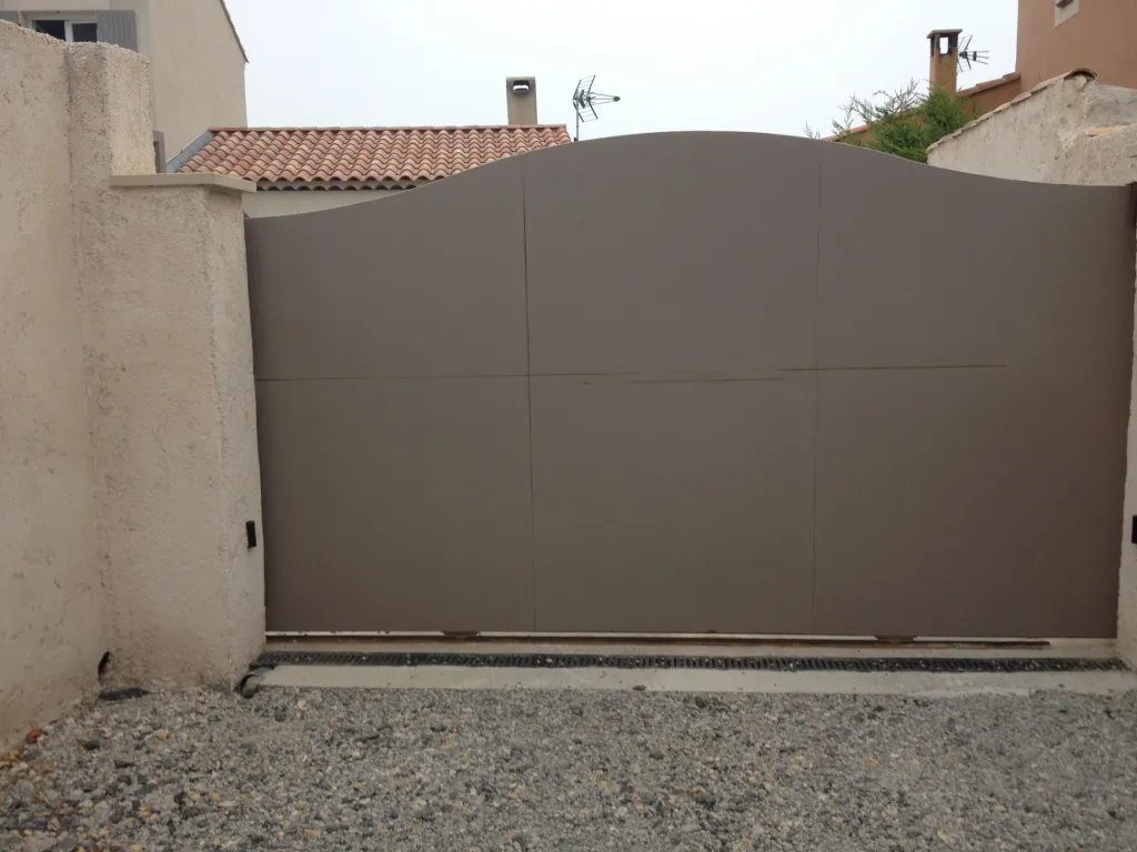 PORTAIL PLEIN COULISSANT FABRIQUE SUR MESURE A FOS SUR MER PAR FERRONNIER DANS SES ATELIERS A MARTIGUES