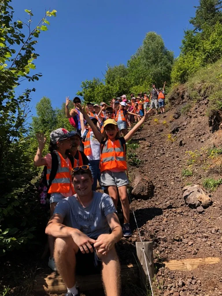 Séjour pédagogique scolaire et classe verte en pension complète avec ateliers nature et environnement à Pontgibaud, Puy-de-Dôme