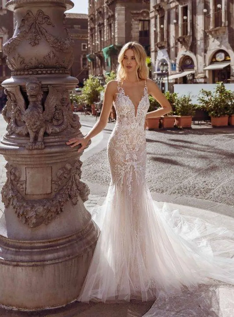 Boutique robe de mariée sirène RICCA avec corsage et dentelle avec transparence et décolleté plongeant Marseille
