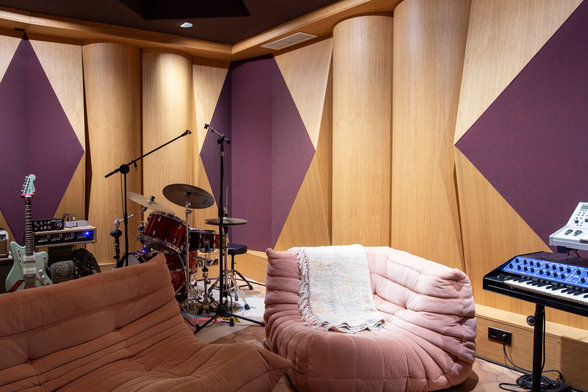 Dans ce studio d’enregistrement bordelais imaginé par AKIKO ARCHITECTURE, les formes arrondies et pointes acoustiques assurent une diffusion sonore optimale, conçue pour les exigences du groupe Odezenne