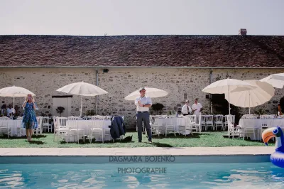 wedding dinner with swimming pool in dordogne