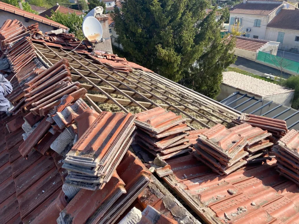 Changement d’une toiture tuiles plates de Marseille sur Gréasque près de Aix en Provence