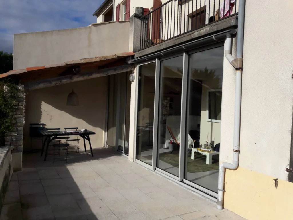 Baie vitrée coulissante aluminium de grande dimension après intervention