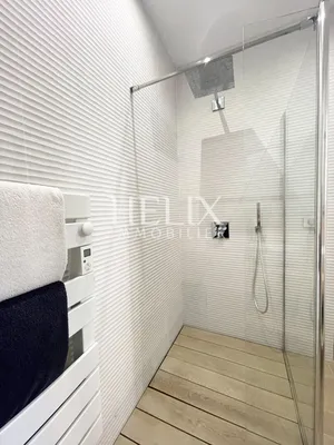 A vendre très bel appartement traversant de 85 M2 à Saint-Germain-en-Laye, profession libérale possible, 3 minutes du RER A.