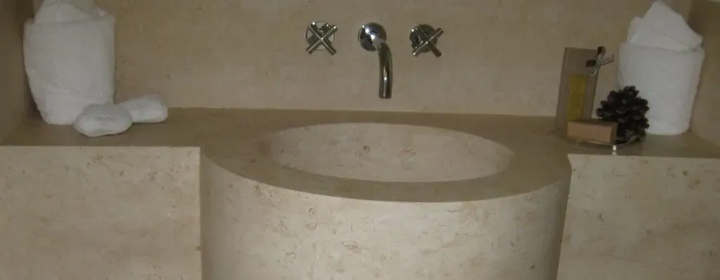 Pierre naturelle pour salle de bain : receveurs de douche, vasques et baignoires sur mesure