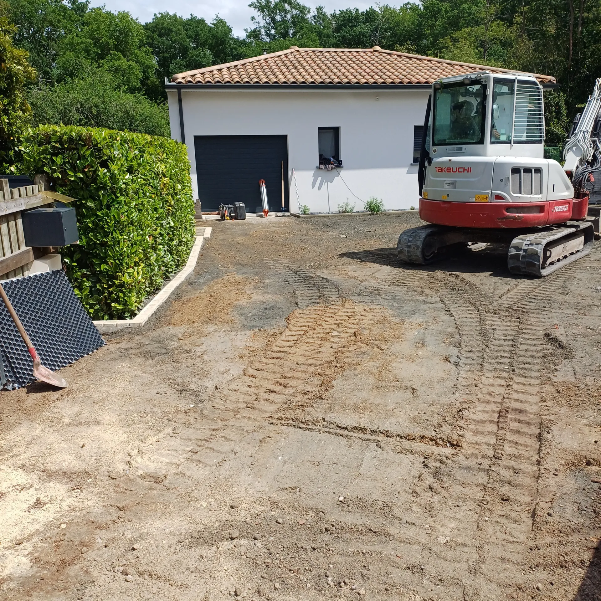 création d'un parkings avec plaque de nidagravell et concassé bleu nuit 6/10