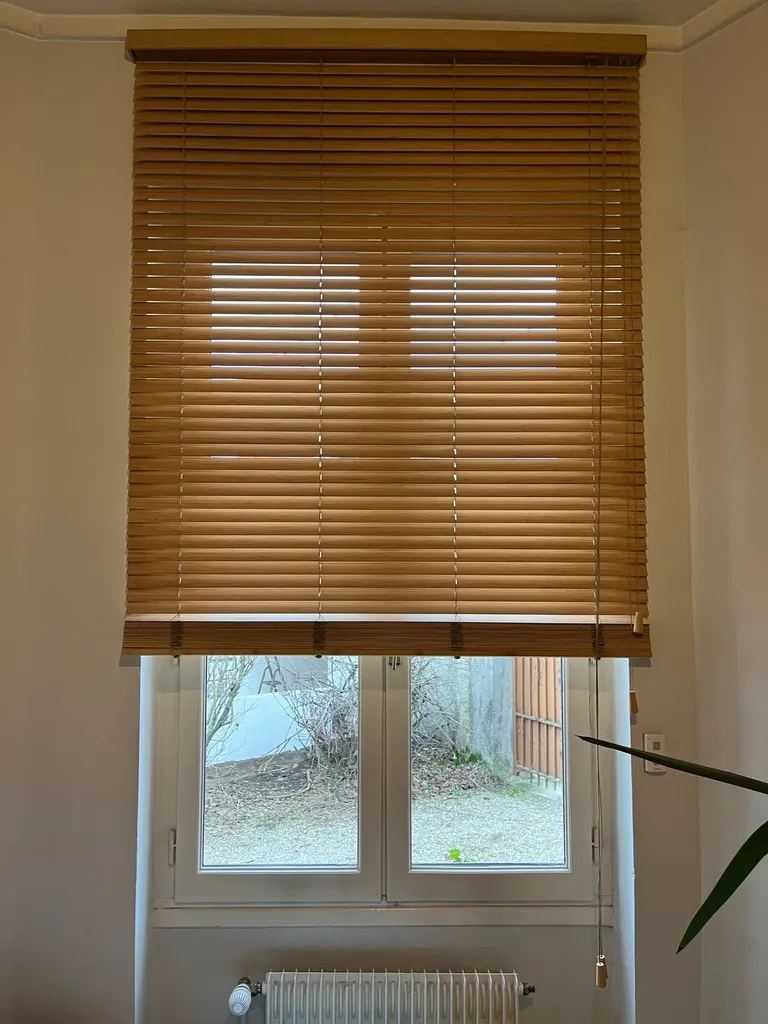 Store bois de chez vedelux installé dans un bureau à Caluire