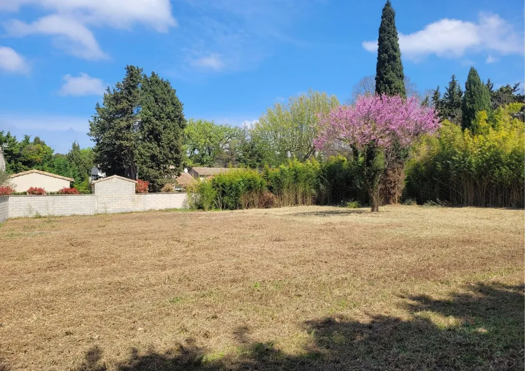 Superbe parcelle constructible à la vente, proche du centre ville de Saint Remy de Provence dans les Bouches du Rhône