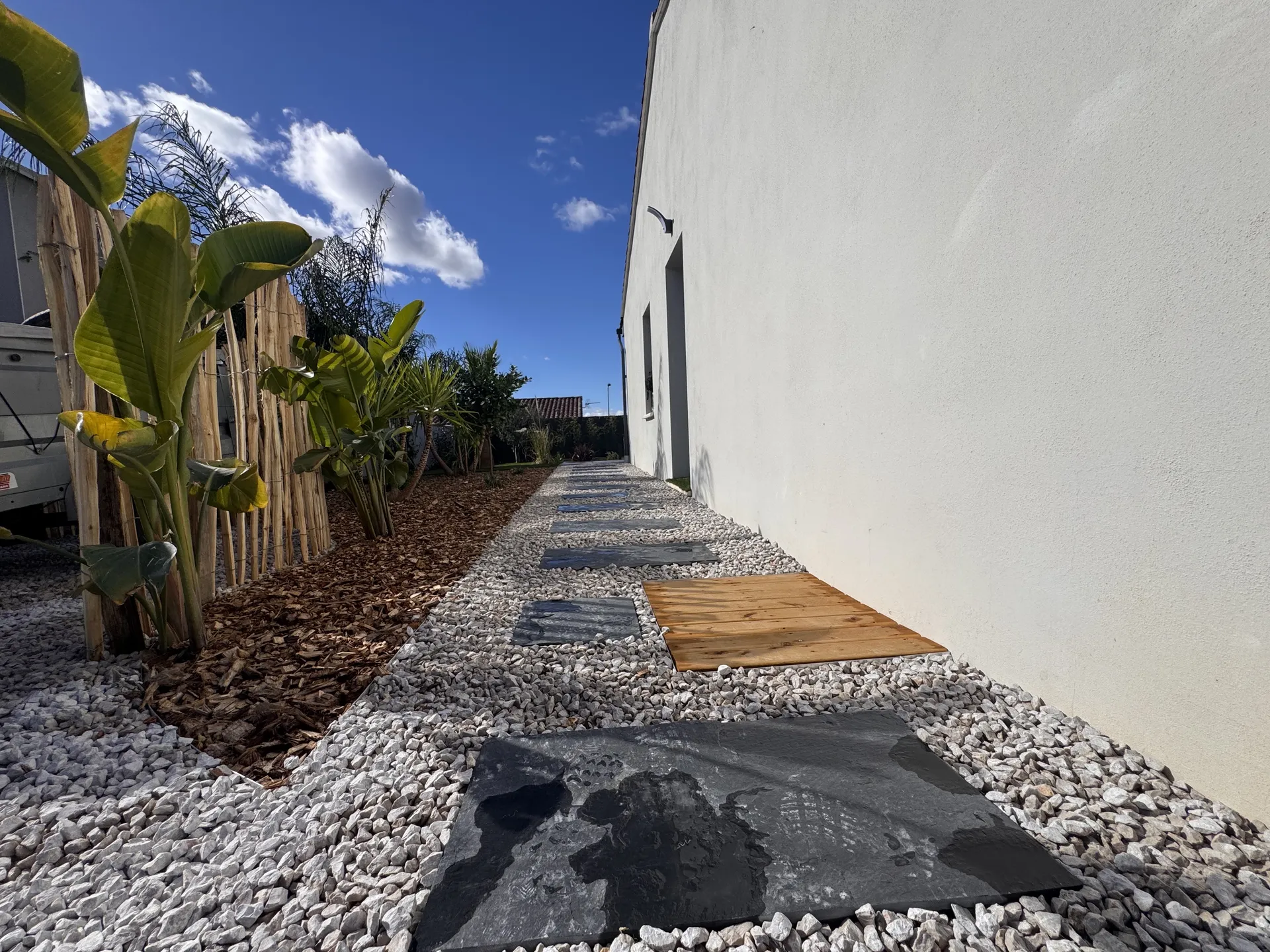 Création complète d’un jardin paysager avec gazon synthétique, pas japonais et plantations à Pinet près de Sète