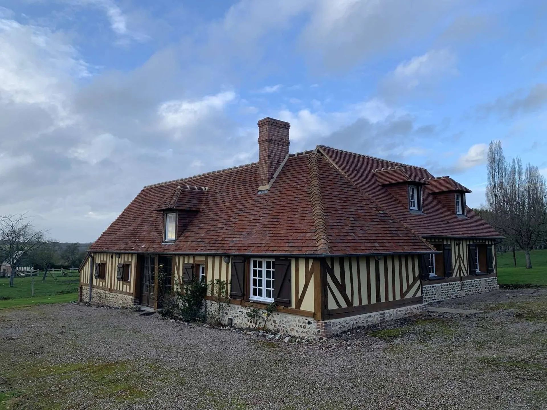 A vendre dans le PAYS D'AUGE (CALVADOS)  : PROPRIETE DE 31 HA avec MAISONS EN COLOMBAGES