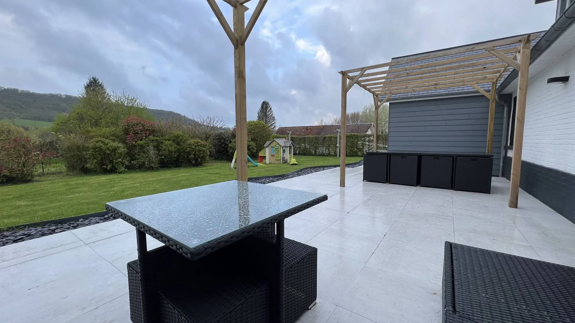 une grande terrasse de 50m² avec pergolas