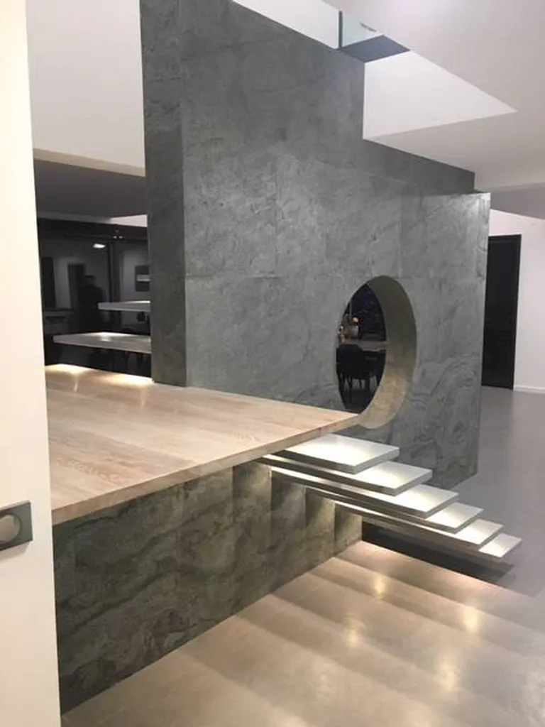 MURS  EN PIERRE AVEC LES MARCHES DECOUPEES