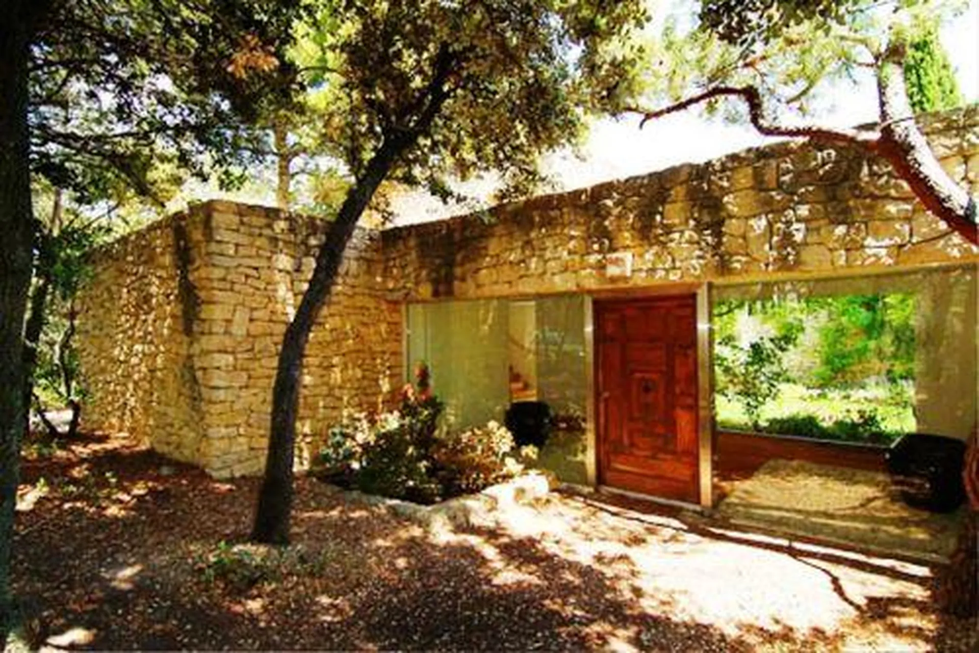 Maison moderne dans un cadre de verdure en Comtat Venaissin.