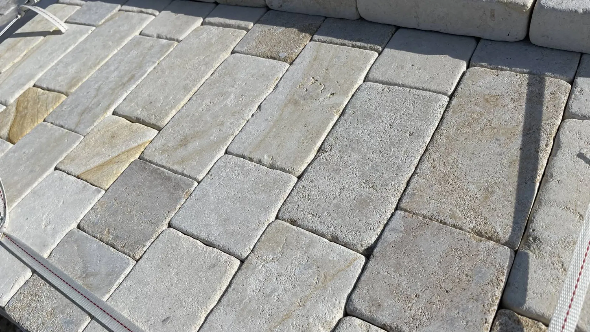 Pavé Montignac, PAVÉ ANTICA © vibré ou Rustique pour carrelage pierre, dallage terrasse, sol, allée, piscine, coursive à Bordeaux et Dordogne pour livraison partout en France