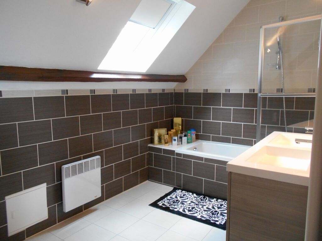 MAISON AVEC 2 SALLES DE BAINS ET 4 CHAMBRES, LISIEUX, PAYS D'AUGE