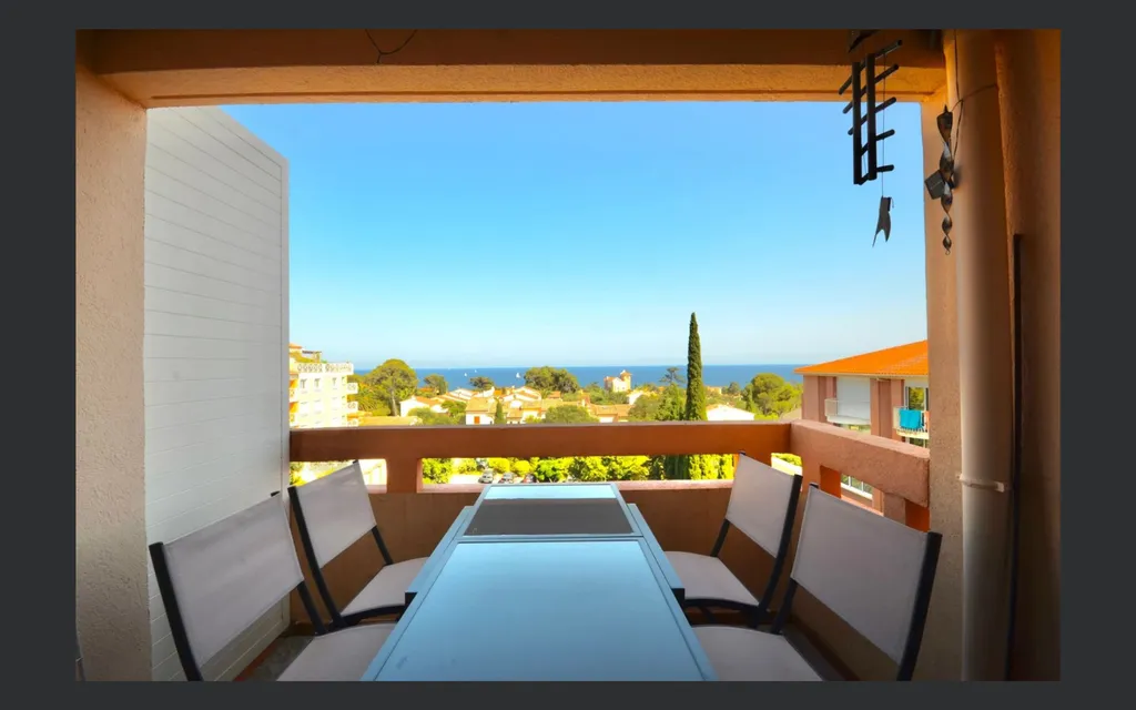 Appartement à vendre à Saint-Aygulf avec une vue panoramique mer en centre ville, un garage inclus