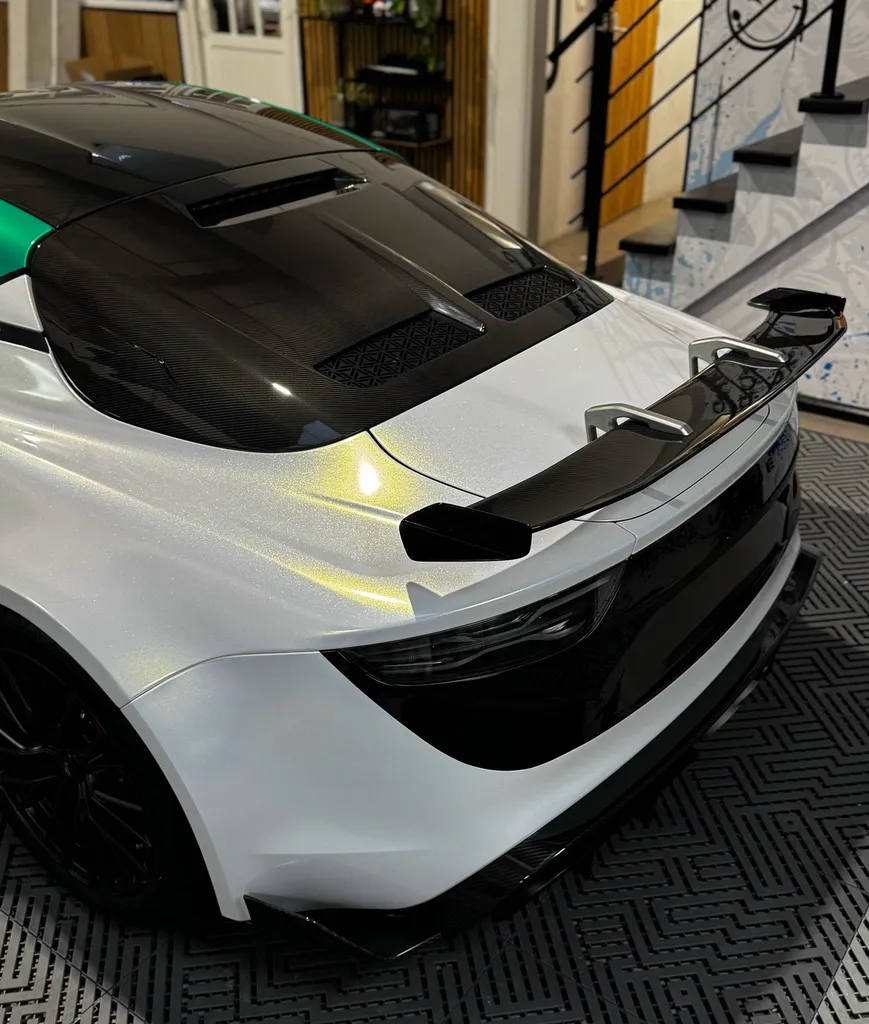 Covering bi‑ton Alpine A110R à Limonest vue avant 	2.	Pose du film adhésif sur Alpine A110R bi‑ton 	3.	Finition du covering Alpine A110R avec contraste vert et blanc 	4.	Détails du film de protection et style bi‑ton Alpine A110R 	5.	Alpine A110R entiè
