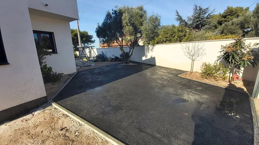 Embellissement d'une entrée en enrobé de bitume noir à La COURONNE dans les Bouches du Rhône