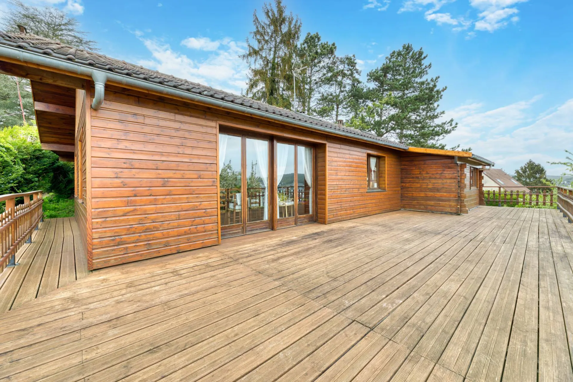 A vendre chalet avec cuisine équipée et aménagée dans l'appartement indépendant est prête à l'emploi, offrant un espace fonctionnel et moderne.