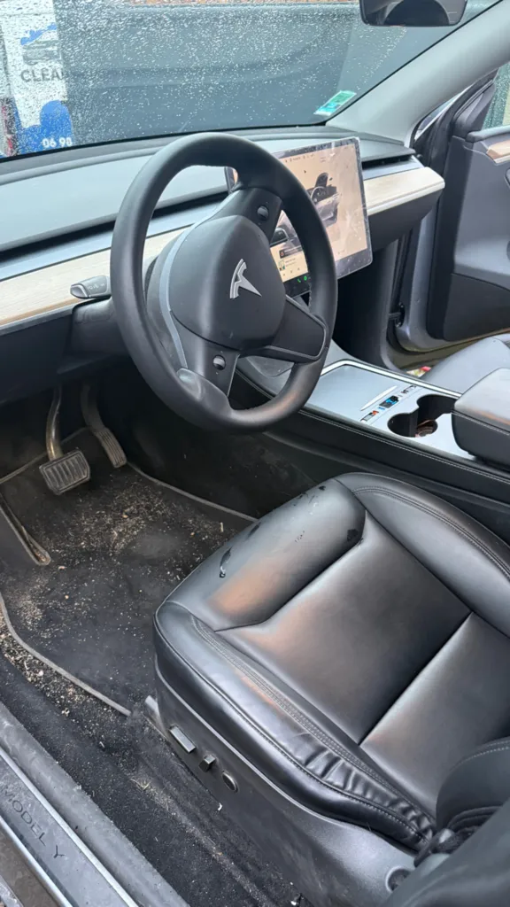 Nettoyage intérieur complet d'un Tesla model Y à Veauche :  Nettoyage professionnel avec restauration de l’habitacle, sièges et moquettes impeccables.