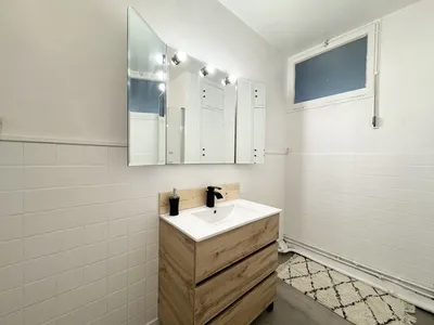 A vendre appartement ensoleillé avec balcon de 87,53 M² à Saint Germain en Laye, il se situe au 1er étage avec ascenseur, une triple exposition, le calme absolu,