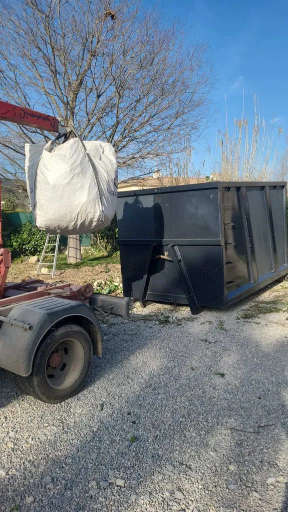 Location de benne DIB de 12m3 pour un débarras de maison à Vidauban : évacuation de literie, électroménager et bois de menuiserie vers Draguignan