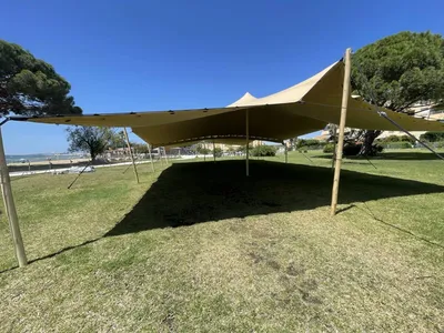 Installation d'une tente nomade à La Londes-les-Maures