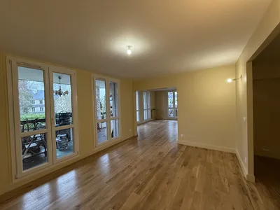 Au cœur de Louveciennes, dans un environnement résidentiel recherché entre Saint-Germain-en-Laye et Versailles, découvrez ce remarquable appartement