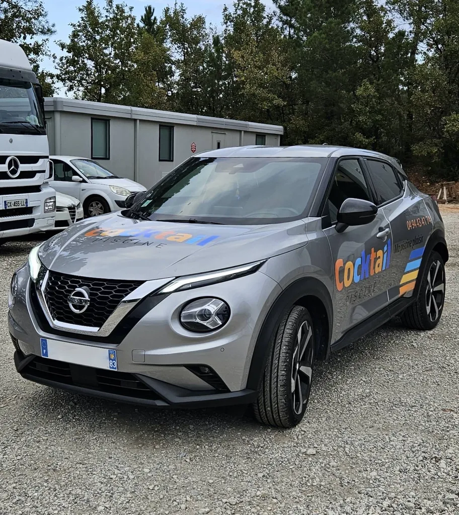 Flocage publicitaire pour une société de Piscines sur un Nissan à Brignoles près de Toulon dans le Var