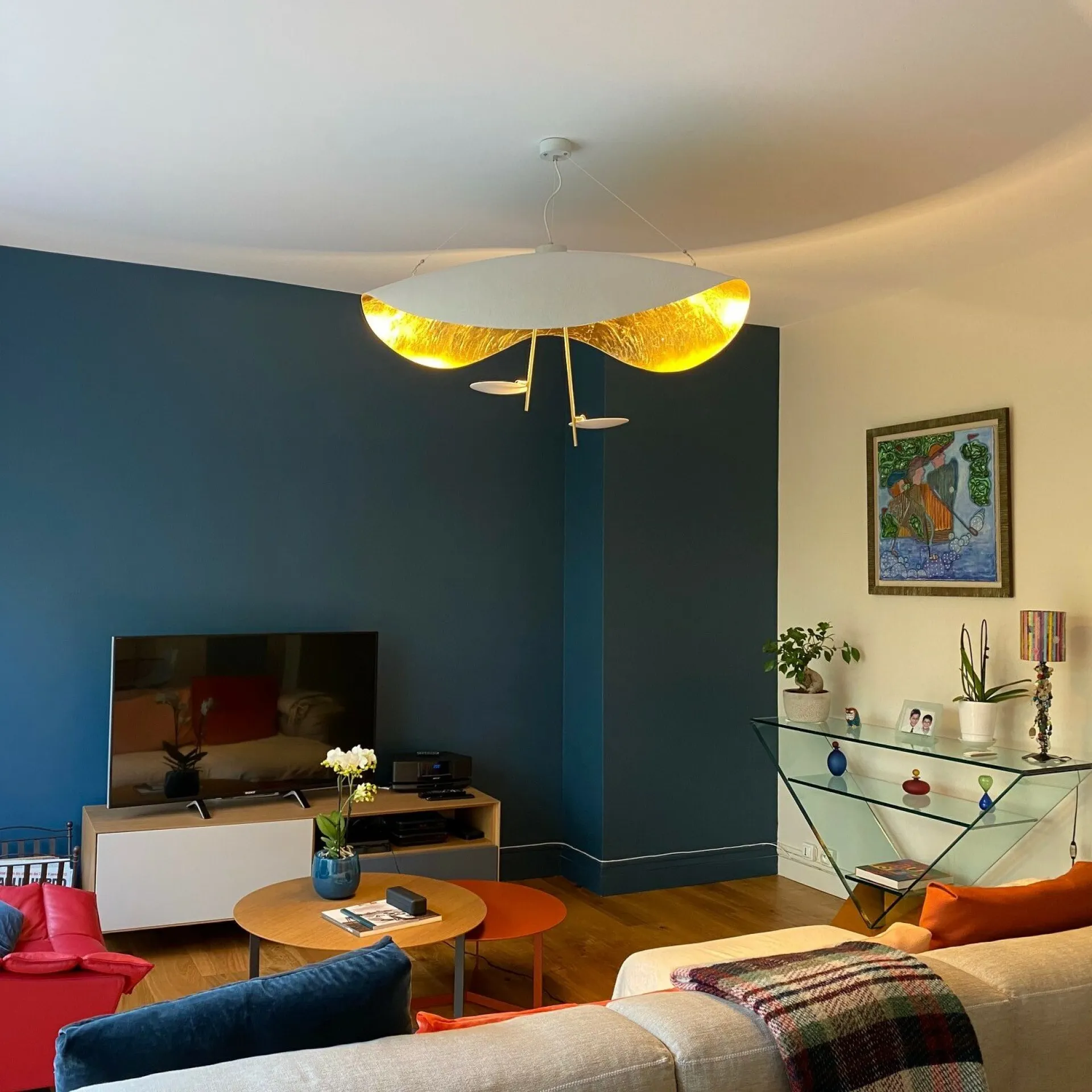 Vue du salon rénové avec mobilier design et suspension contemporaine dans un appartement au Parc Bordelais à Bordeaux, par l'Atelier D. architecte d'intérieur à Bordeaux