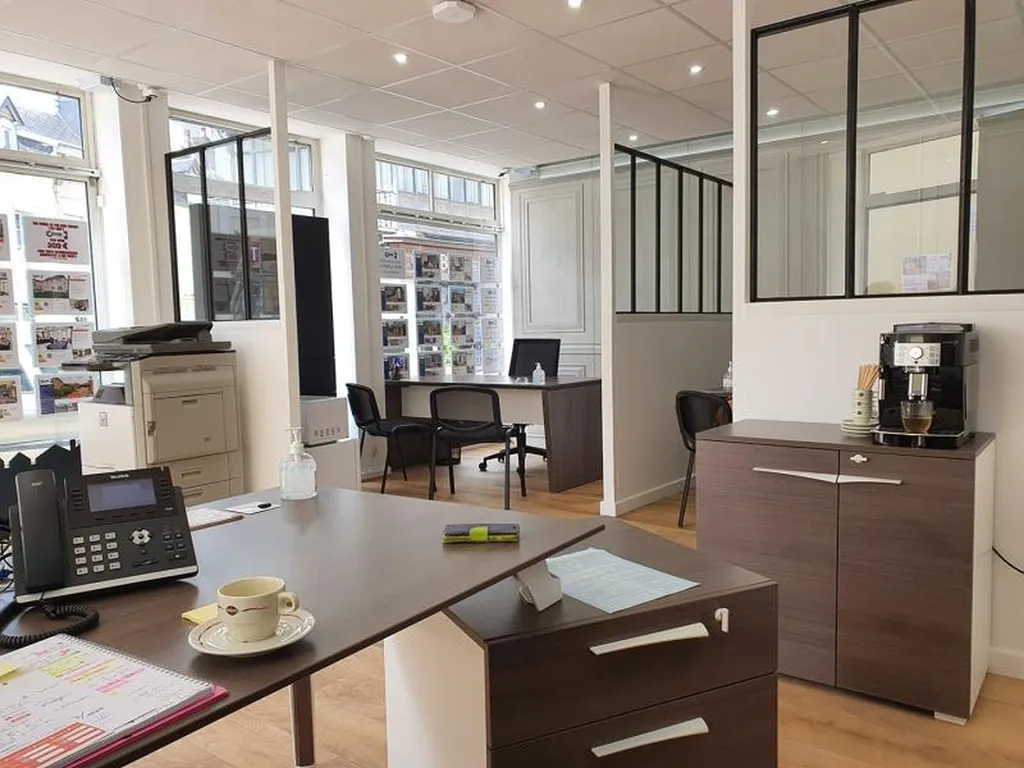 Conception sur mesure d’espaces professionnels à Fécamp 76 : mobilier ergonomique, comptoirs d’accueil et cabines acoustiques