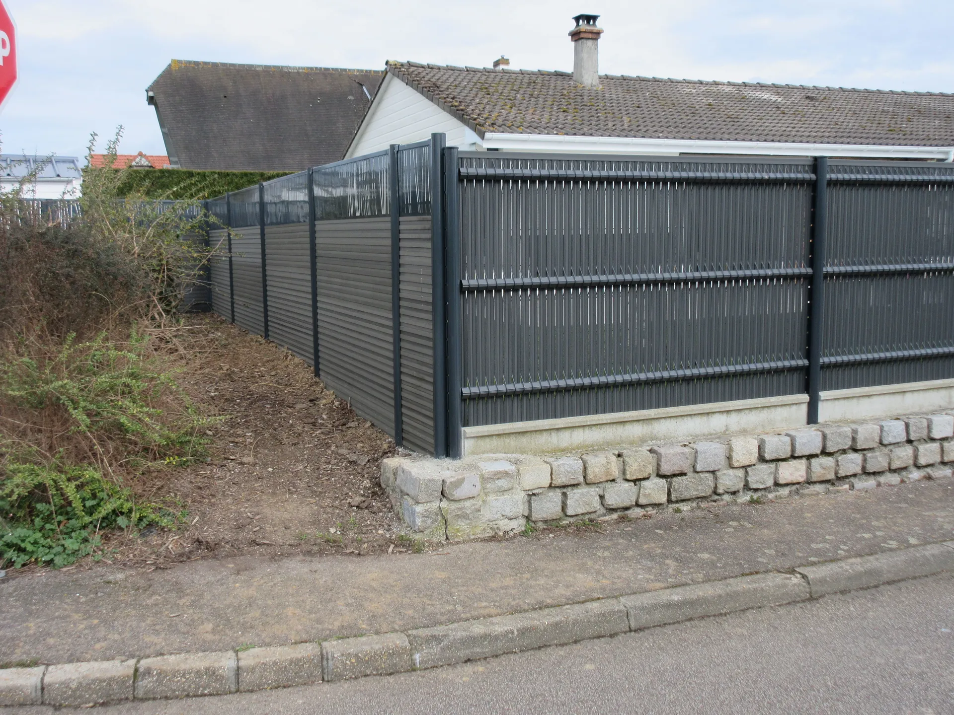 Installation de Clôture PVC occultante, Panneaux rigides avec lattes de protection et Brise-vue à Lisieux dans le Calvados 14 et ses Alentours