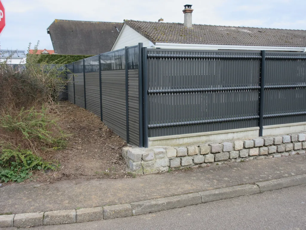 Installation de Clôture PVC occultante, Panneaux rigides avec lattes de protection et Brise-vue à Lisieux dans le Calvados 14 et ses Alentours