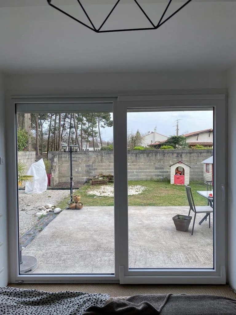 Pose d'une fenêtre coulissante à translation sur le Taillan Médoc