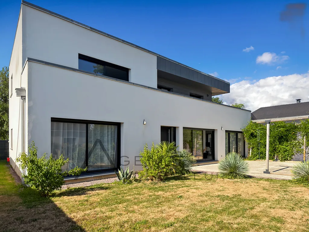A vendre villa d'architecte de 229 m² édifiée sur un terrain de 800 m² sur la commune des AUTHIEUX SUR LE PORT SAINT OUEN 76520
