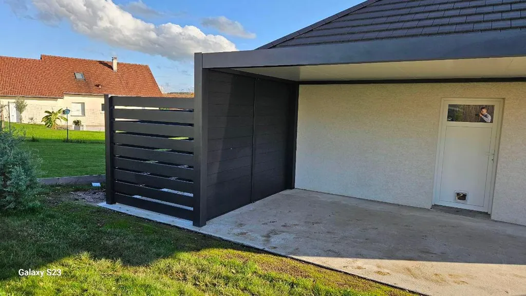 Abri de voiture aluminium adossé Tschoeppe à Ajaccio : appui sur façade existante, toiture au choix, sur mesure pour 1 ou 2 véhicules,  résistant à l'air marin