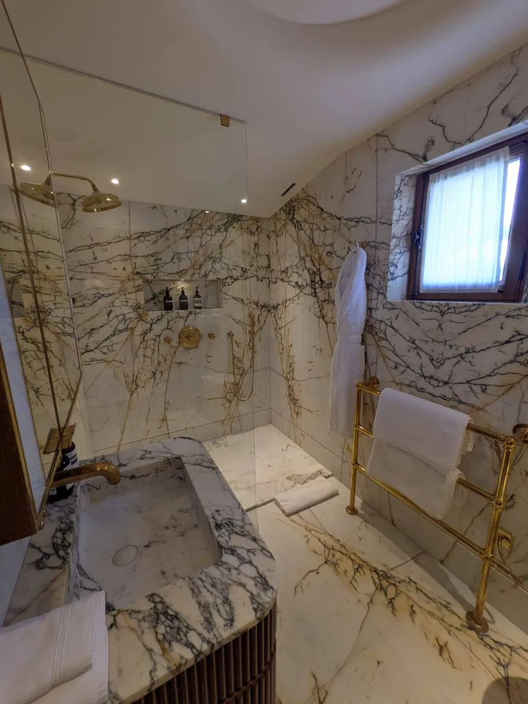 Salle de bain en Marbre Paonazzo à Saint Tropez