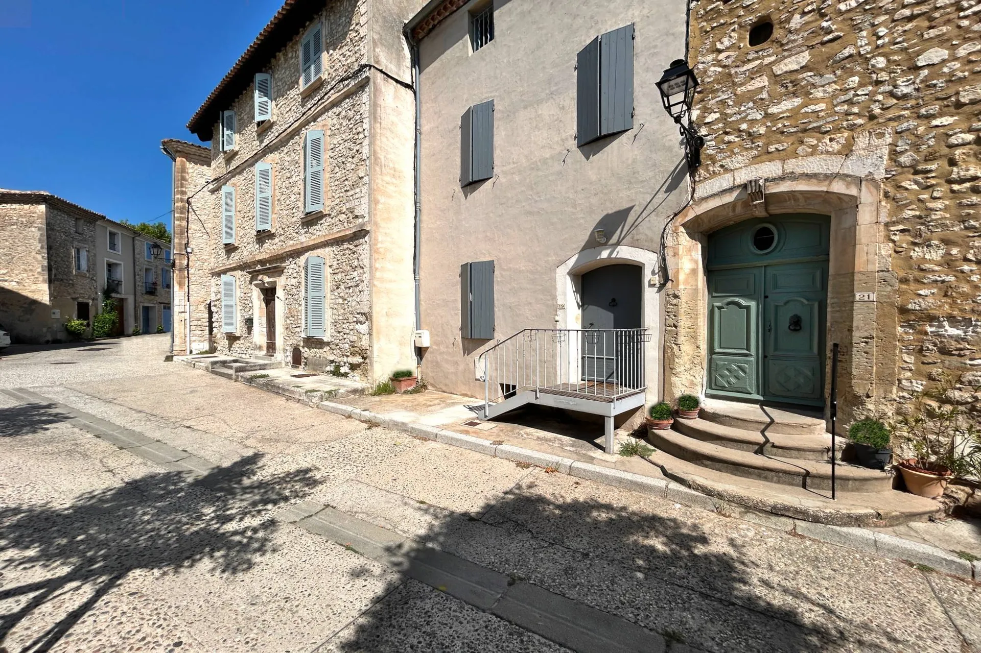 Velleron, Maison de village avec cour intérieure au coeur du centre historique