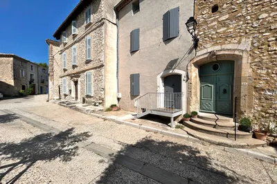 Velleron, Maison de village avec cour intérieure au coeur du centre historique