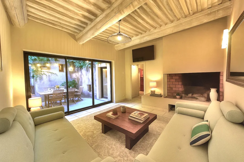 Velleron, Maison de village avec cour intérieure au coeur du centre historique