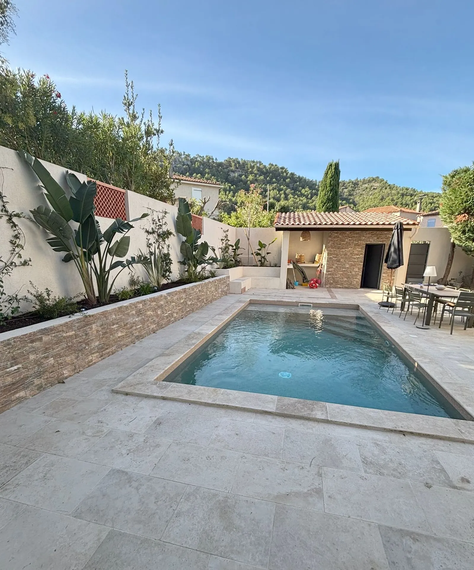 Un jardin polyvalent avec piscine pour toutes les envies : prestation et accompagnement avec Agence MRC Paysagiste DPLG à Gémenos 13420